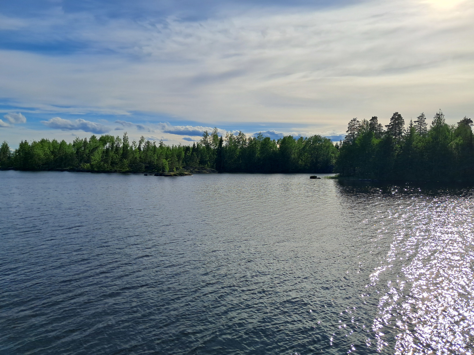 Pohjois- ja Etelä-Lanstun välinen salmi päiväsaikaan. Taivas on kirkas. Vedessä pientä aaltoilua.